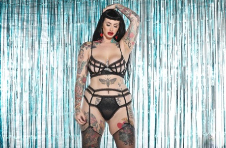 thick choker hot naked image