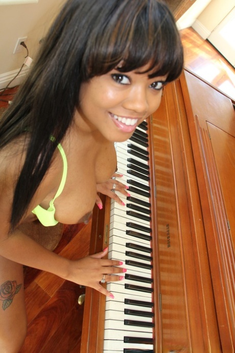 nadia nyce fat pussy lips porno picture