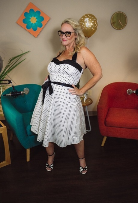 curvy teen pornstar gia has a big boobs top picture