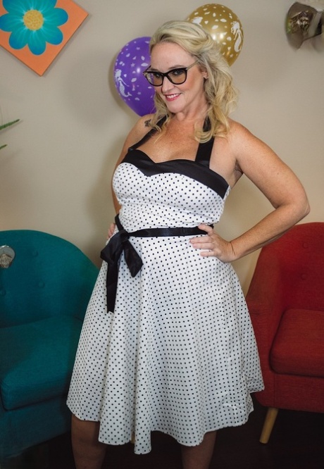 thick maid charlotte art porn pics