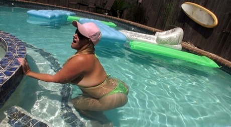 huge hypnotic bubble butt tiny waist and fat cameltoe latina porn pictures