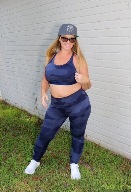 fat milf sucking cocks hot pictures