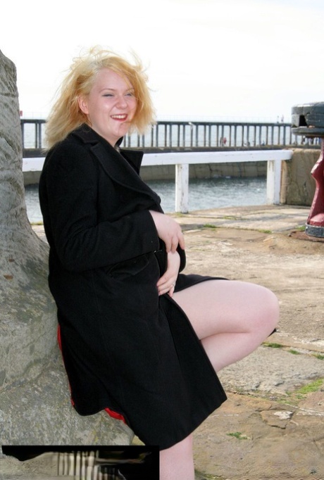 bbw daughter while mommy sleeps beautiful naked pic