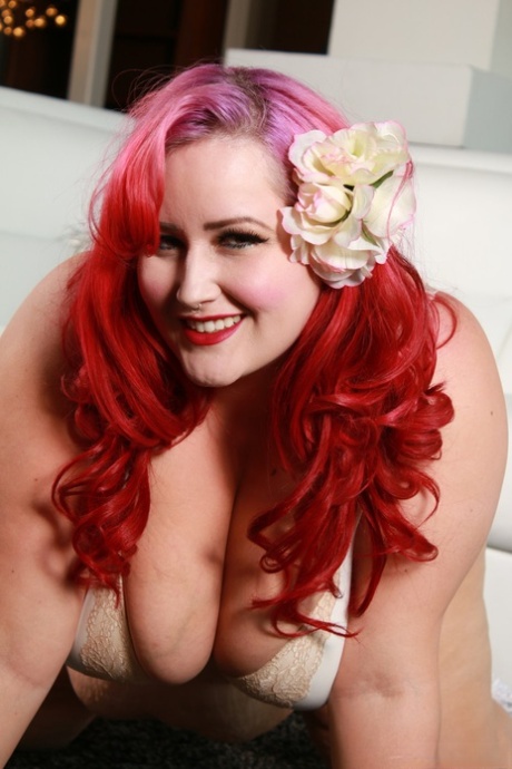 thick n busty beautiful nude pics