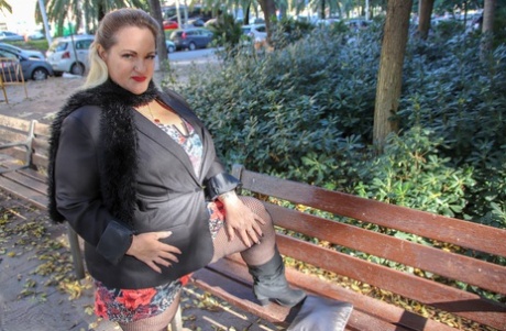 beeg curvy hot photo