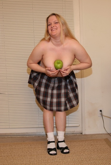 voluptuous mature gets her hands on a serious cock xbabe sexy nudes image