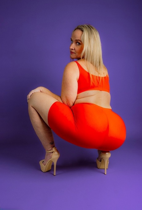 he pulls out weird stuff from her huge ass top gallery