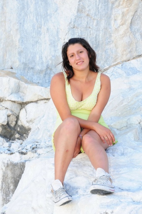 chubby girl masturbate show beautiful img