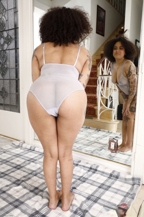 curvy curly brunette hot nude pics