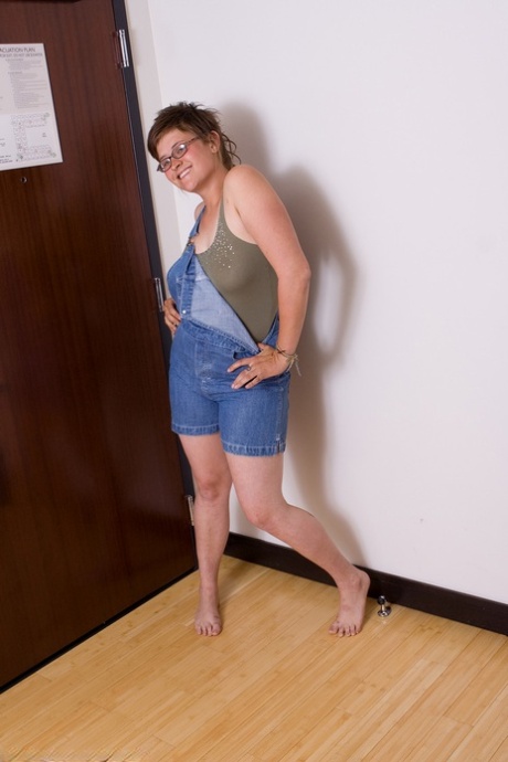 cute nerdy babe with wide hips and big ass pornographic photos