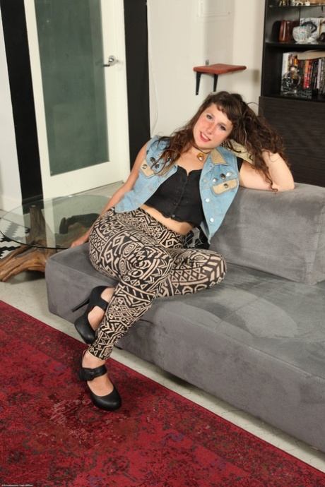 thick thighed women in skirt top photos