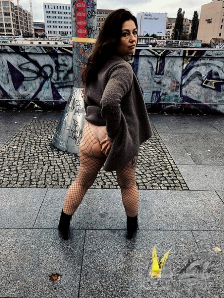 hairy curvy shaved blonde tahlia paris with coin slot free nude pics