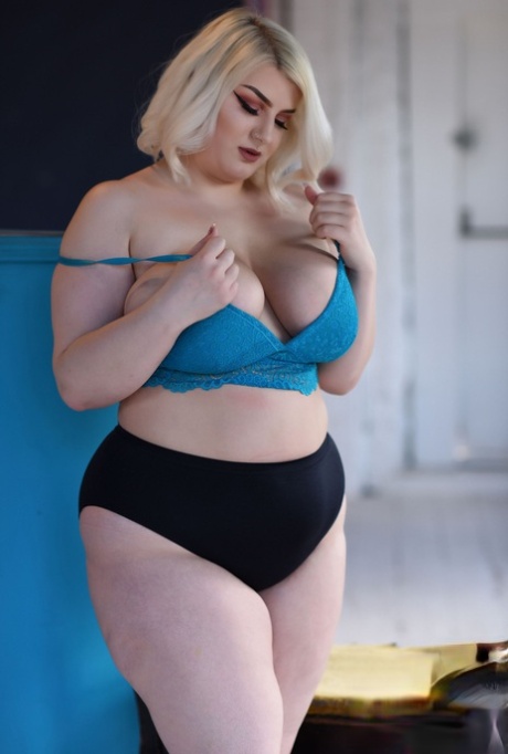 thick blonde lingerie nudes photo