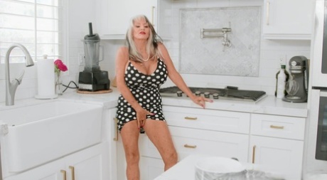 katelyn masturbates her fat pussy beautiful xxx pic