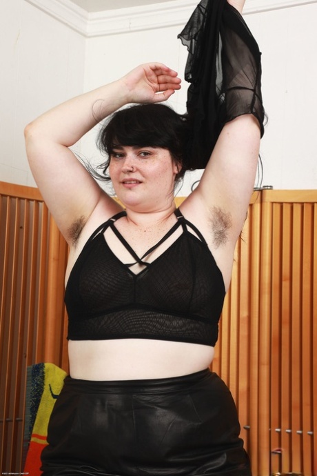 amateur chubby curvy mature shaved totally shaved brunette hot img
