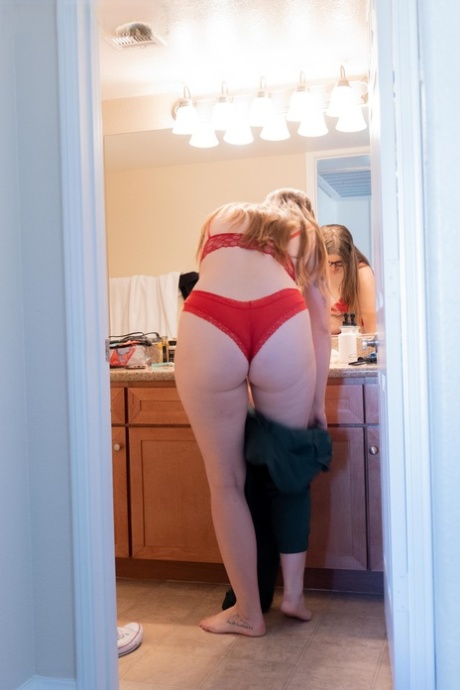 curvy masseuse milks famous client during massage erotic pictures