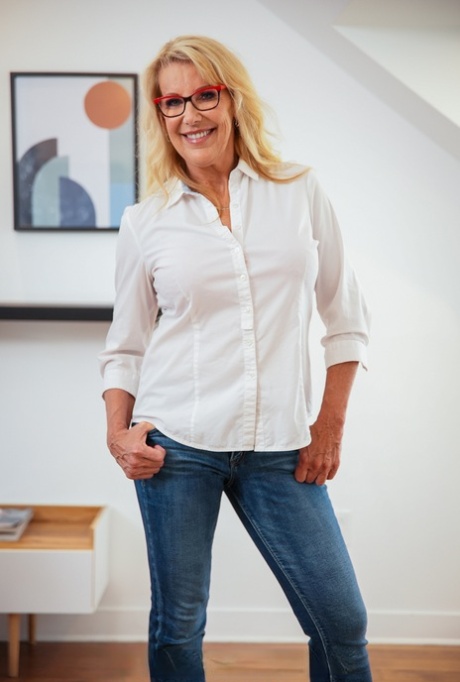 curvy milf nicol needs to touch her nyloned pussy free pics