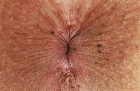 voluptuous floosy lara is masturbating era her nude archive