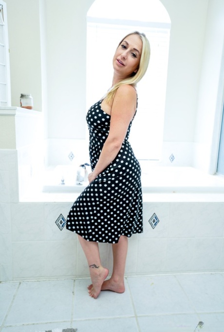 sexy curvy wife free picture