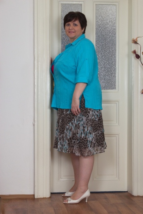 thick female midget pretty gallery