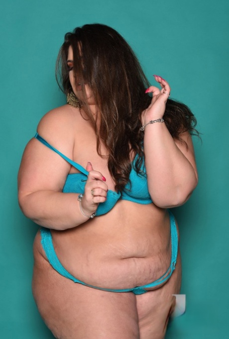 sexy voluptuous milf giving handjob free sex photo