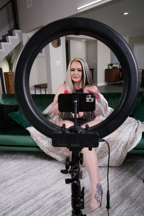 thick white girl playing sexy nudes pic