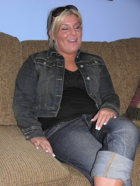 fat and busty girl masturbates in her room sexy nude pics