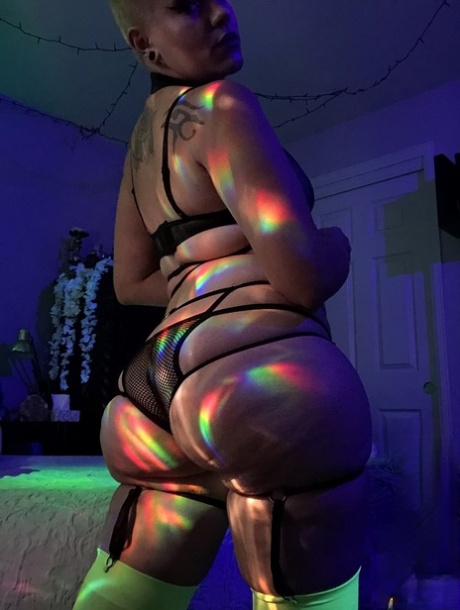 thick hoe playing with her pussy nude pic