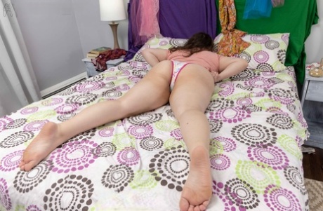 pale skin bbw hot naked pic
