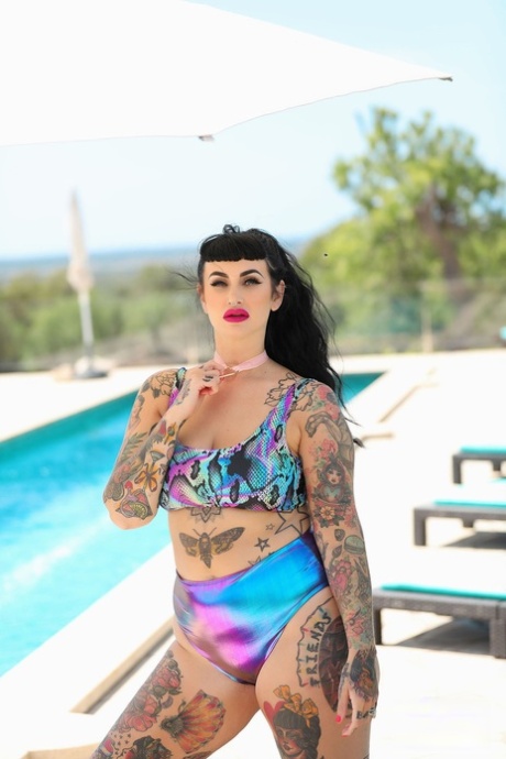 curvy brunette againts three cooks beautiful porn images