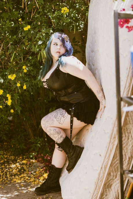 curvy black babe with big tits and big butt pretty pics