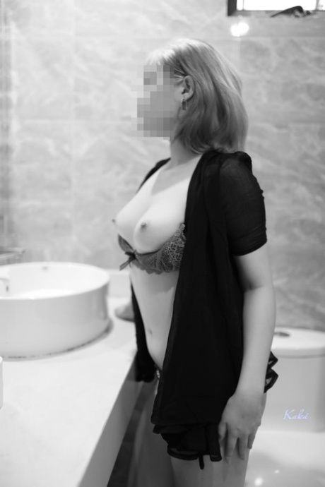thick goth girl solo art nude image