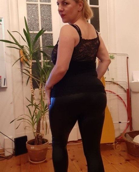 curvy busty milf masturbating hot sex picture