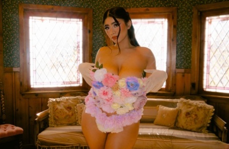 curvy e-girl sex pic