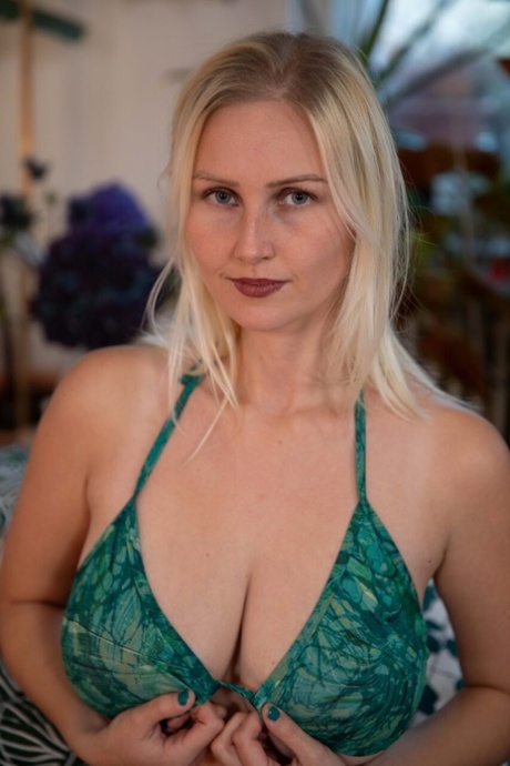 shy and thick blonde teen titty fucking hot nude gallery