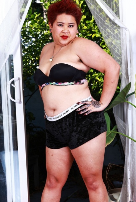 british milf kat shows off her curvy mature body hot sexy pics