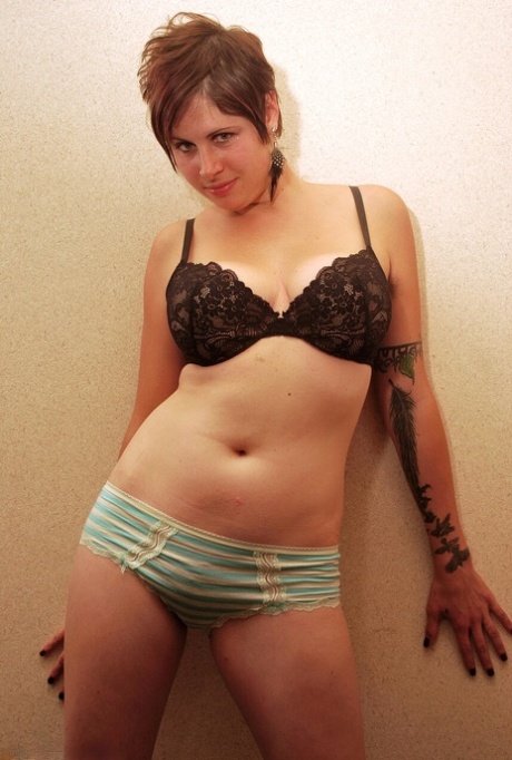 thick ass slut rides dick then takes it deep in her asshole exclusive photos